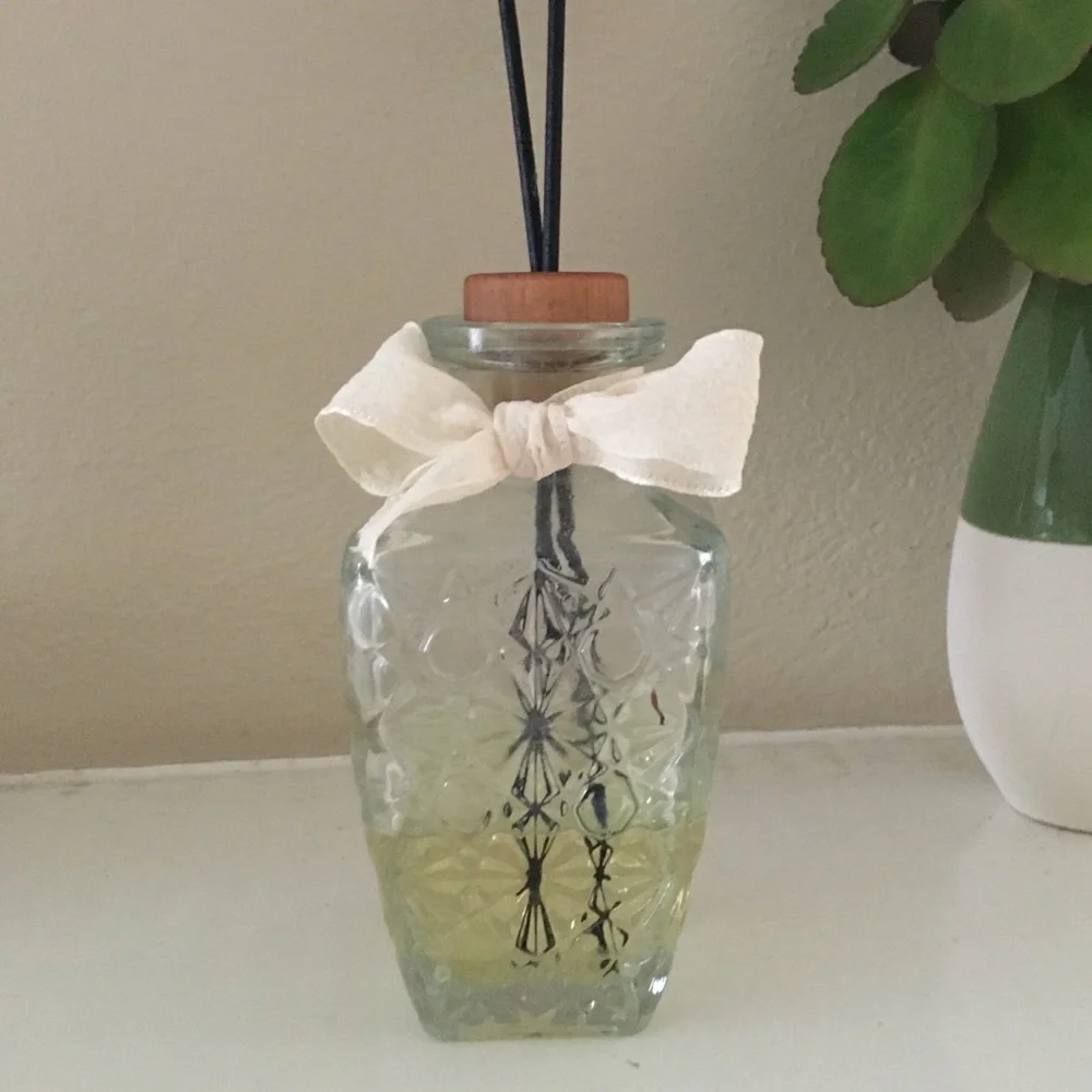 LP Cut Glass Stem Bottle + Reed Diffuser Lid Cream Ribbon